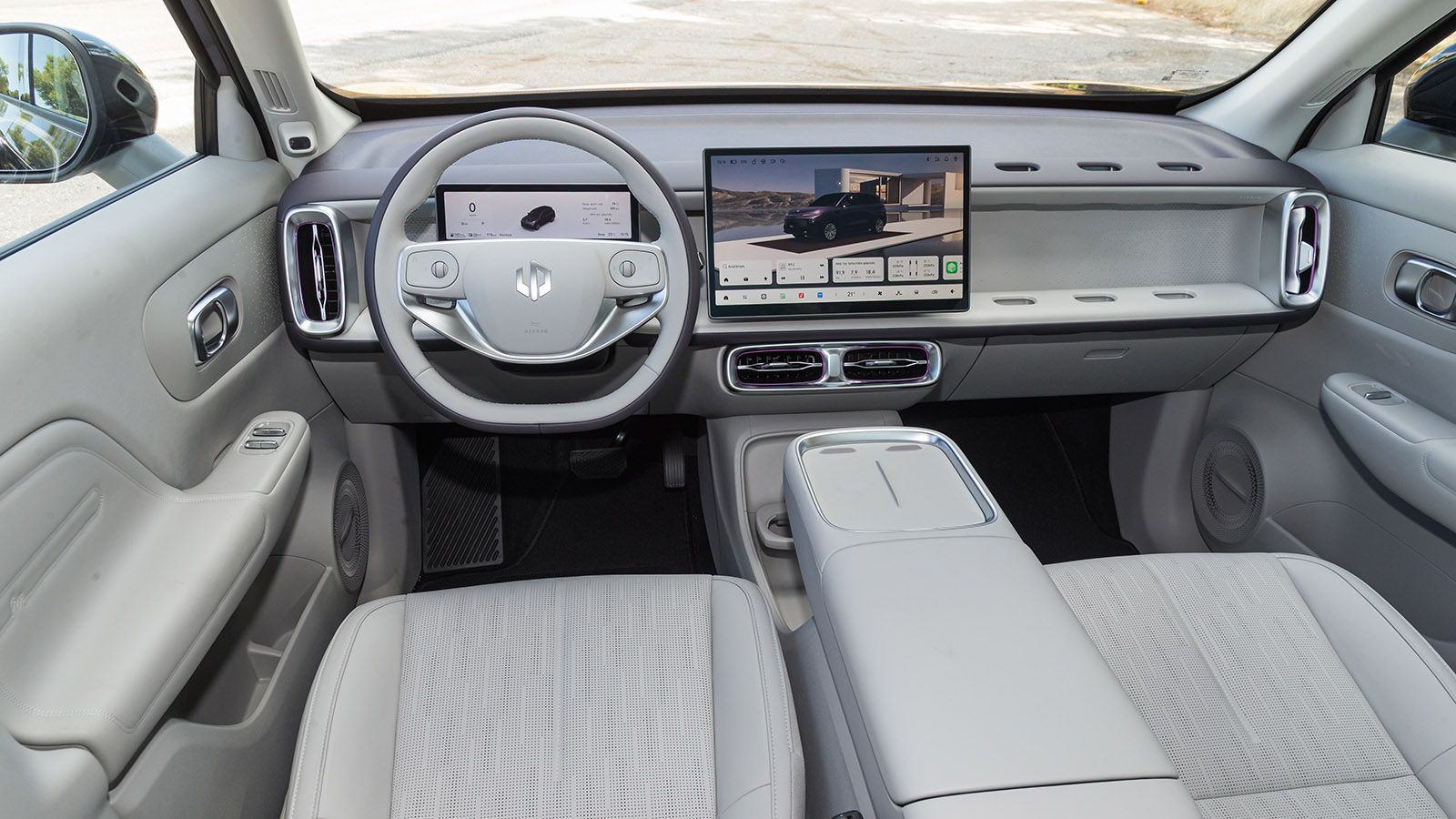 Leapmotor B10. Πόσο καλό είναι σε εξοπλισμό άνεσης και ασφάλειας.